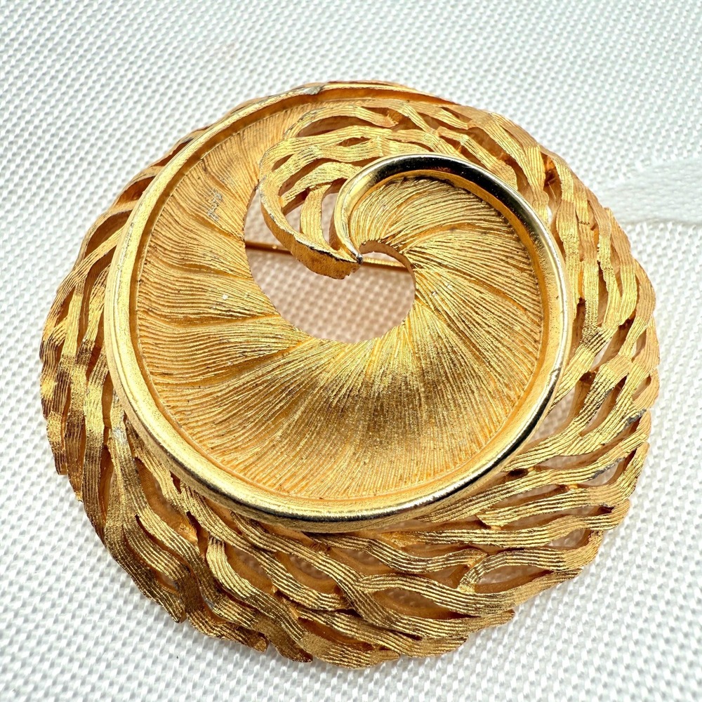 Vintage Brushed Gold Tone Filigree‎ Swirl Spiral Plume Feather Circle Brooch
